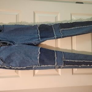 Blue Skinny Jeans with Distressed Details and Fraying